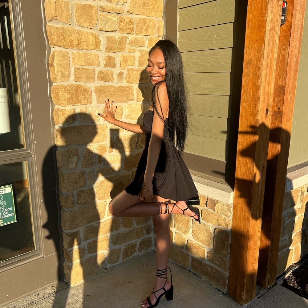 Mini dress that synchs the waist. It is strapless and has built in shorts.